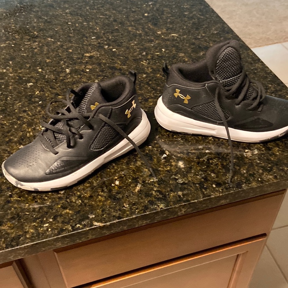 Under armour size 4 boys sneakers! Barely used and in good condition!